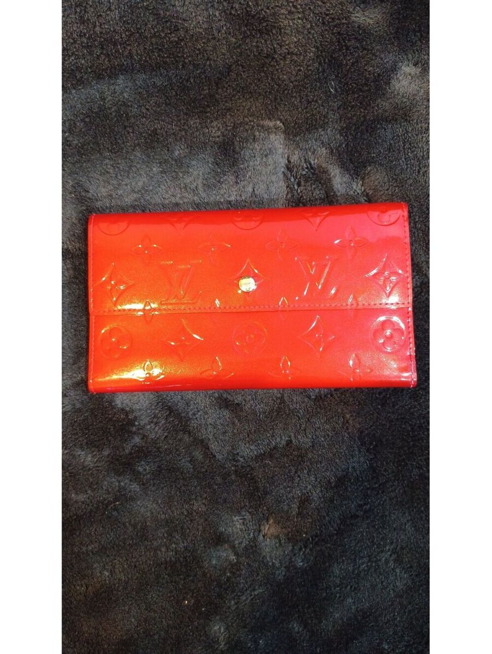 L94. Louis Vuitton Vernis Portefeuille Sarah Wallet
Rouge Red Patent Leather